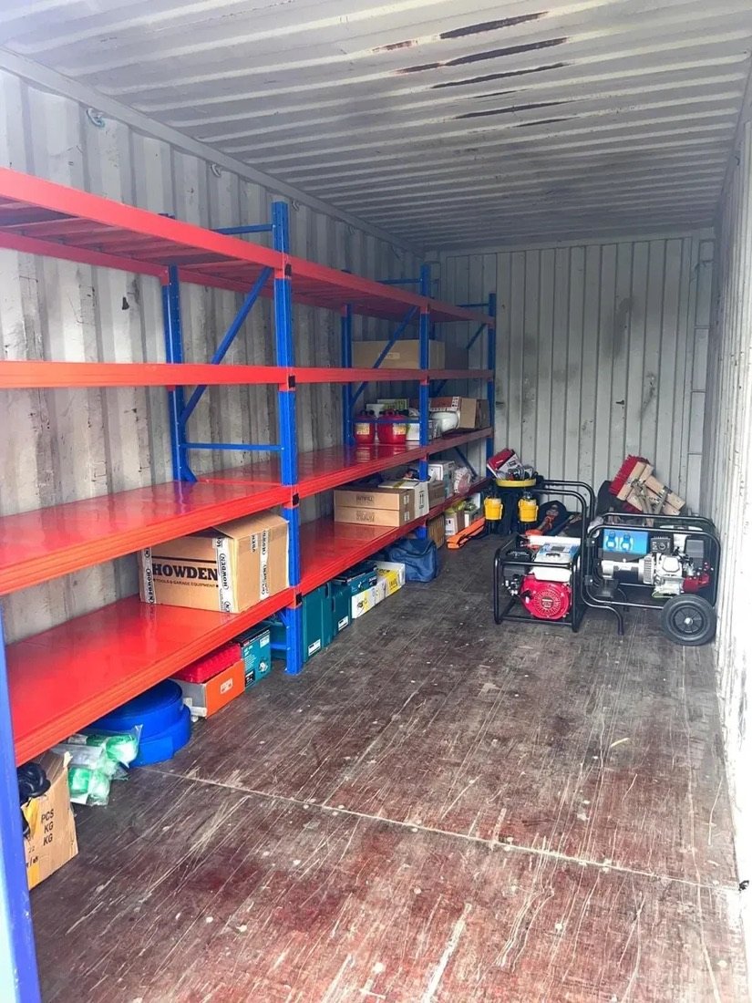 Contenedor equipado con estanterías naranja y azul